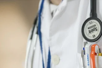 Terastan düşen kadın doktor taburcu edildi, avukat sevgilisi tutmaya çalıştı