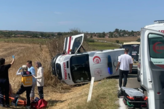 Ambulans kazasında yaralanan 5 kişiden 3'ü sağlık personeli