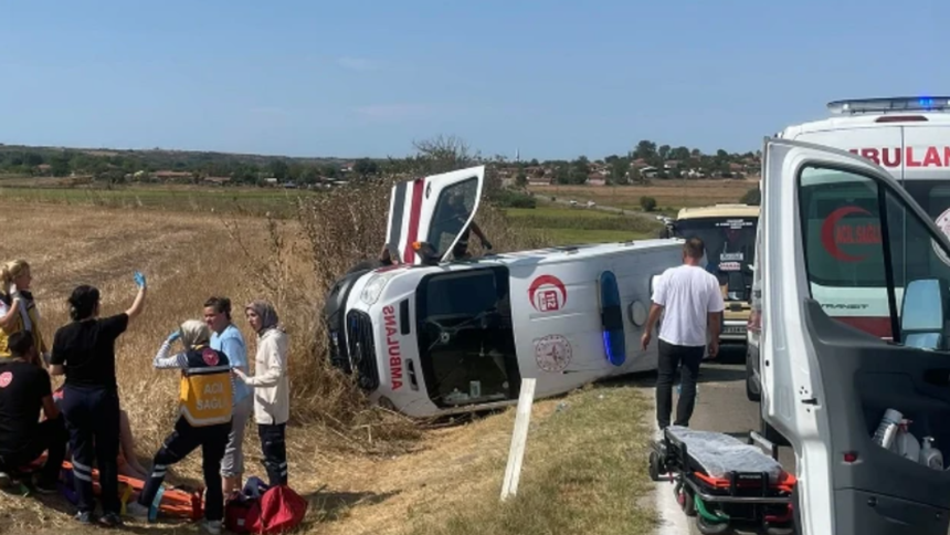 Ambulans kazasında yaralanan 5 kişiden 3'ü sağlık personeli