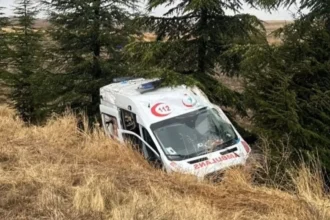 Hastayı taşıyan ambulansta kaza: 3 yaralı, birinin durumu ağır