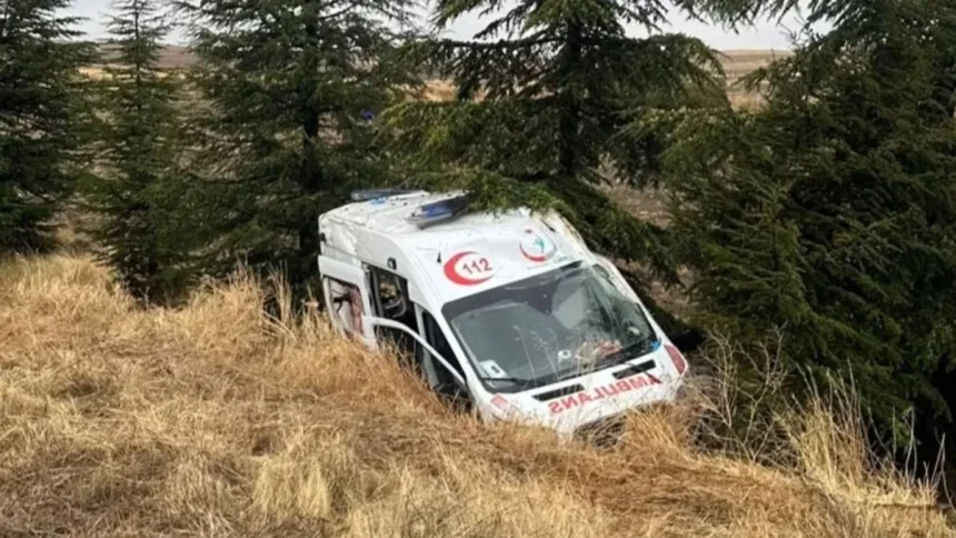 Hastayı taşıyan ambulansta kaza: 3 yaralı, birinin durumu ağır