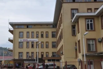 Hastane personeli birbirine girdi, güvenliğin burnu kırıldı