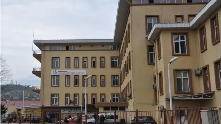 Hastane personeli birbirine girdi, güvenliğin burnu kırıldı