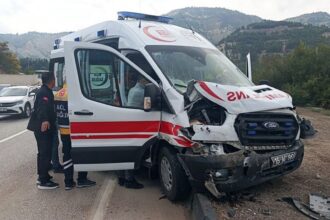 Burdur'da hasta ambulansı zincirleme kazaya girdi, 6 yaralı 3 sağlık görevlisi