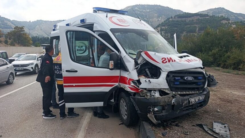 Burdur'da hasta ambulansı zincirleme kazaya girdi, 6 yaralı 3 sağlık görevlisi