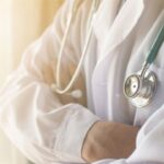 İki doktor hastaların gözü önünde birbirine yumruk attı