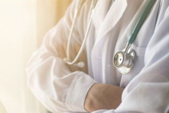 İki doktor hastaların gözü önünde birbirine yumruk attı