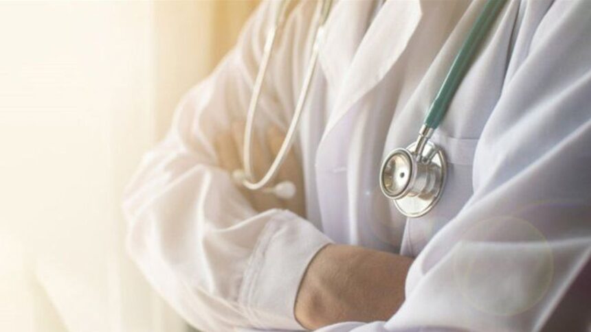İki doktor hastaların gözü önünde birbirine yumruk attı